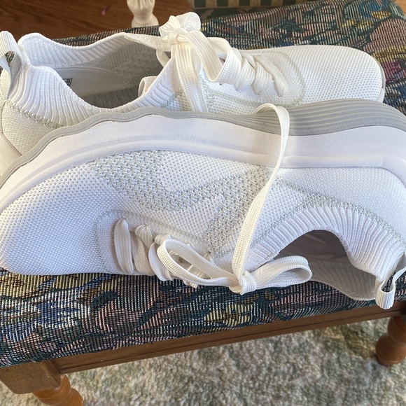 Clarks Cloudsteppers White Knit Footwear - Picture 13 of 13